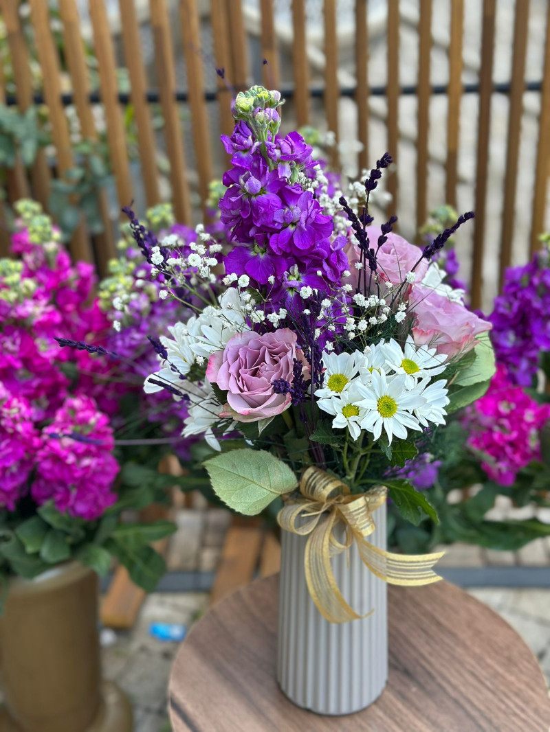 VAZODA GÜL KARIŞIK ÇİÇEK 